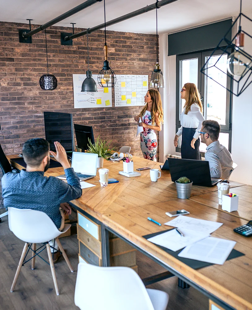 grupo-de-personas-trabajando-en-oficina