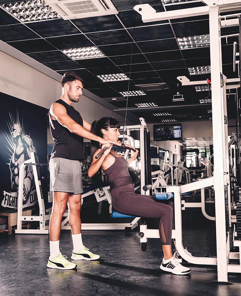 pareja-entrenando-en-gimnasio
